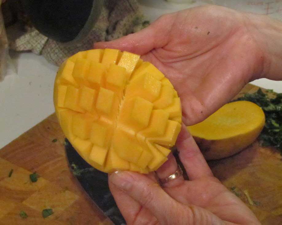 Cómo rebanar un mango, paso cuatro Cómo rebanar un mango, paso cuatro
