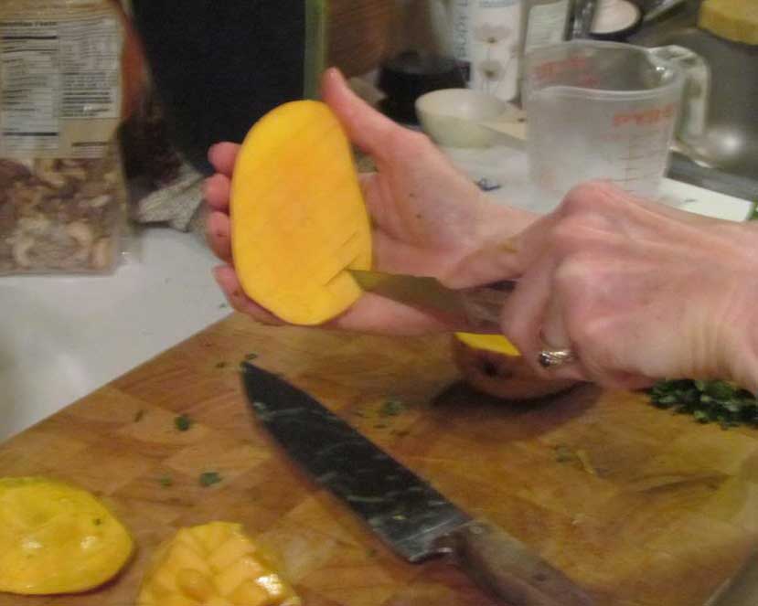 Cómo rebanar un mango, paso tres Cómo rebanar un mango, paso tres