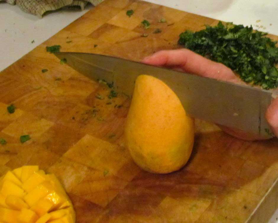 Cómo rebanar un mango, paso uno Cómo rebanar un mango, paso uno