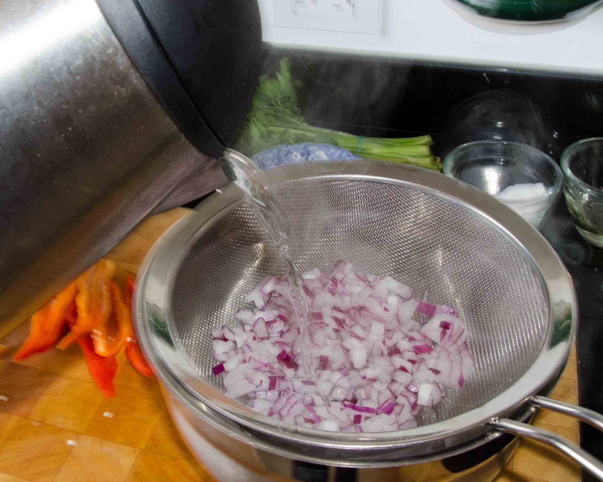 Cut and peel the plantain, recipe for Bolón de Verde Cut and peel the plantain, recipe for Bolón de Verde