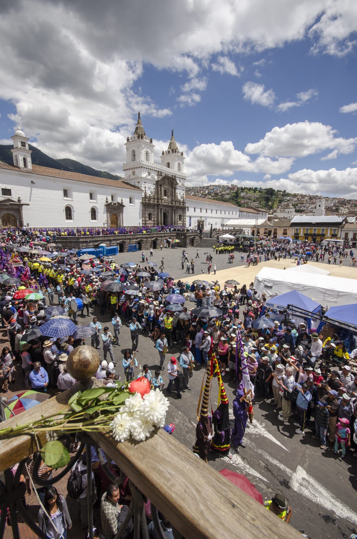 Front of the Iglesia San Francisco on Good Friday, Quito, Ecuador | ©Angela Drake Front of the Iglesia San Francisco on Good Friday, Quito, Ecuador | ©Angela Drake