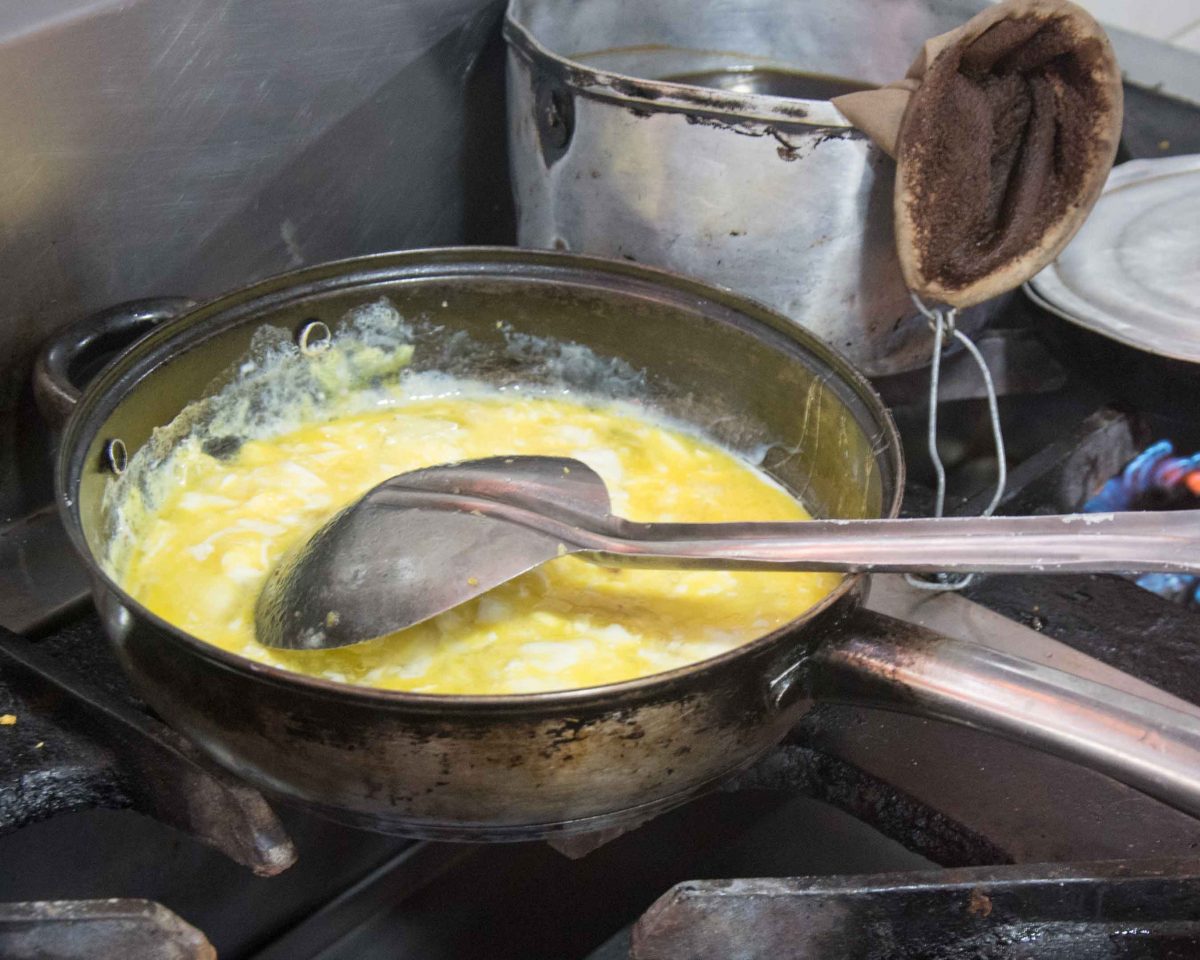 Stir the eggs. Stir the eggs; recipe for tigrillo.