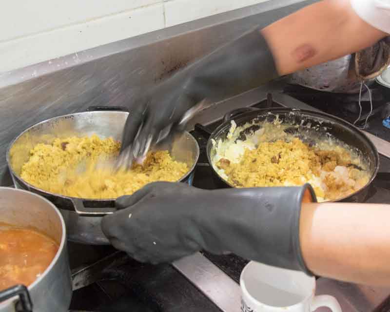 Add plantain to the scrambled eggs. Add plantain to the scrambled eggs; recipe for tigrillo.