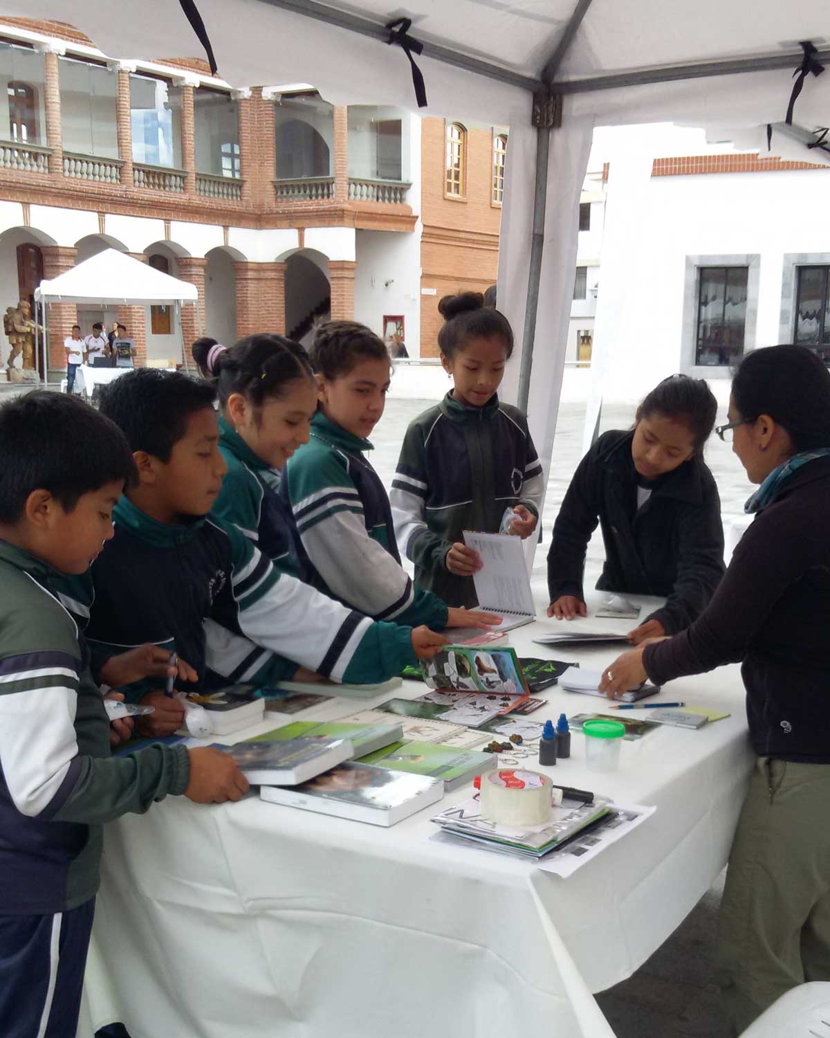 Estudiantes ecuatorianos admiran los guías del campo Estudiantes ecuatorianos admiran los guías del campo