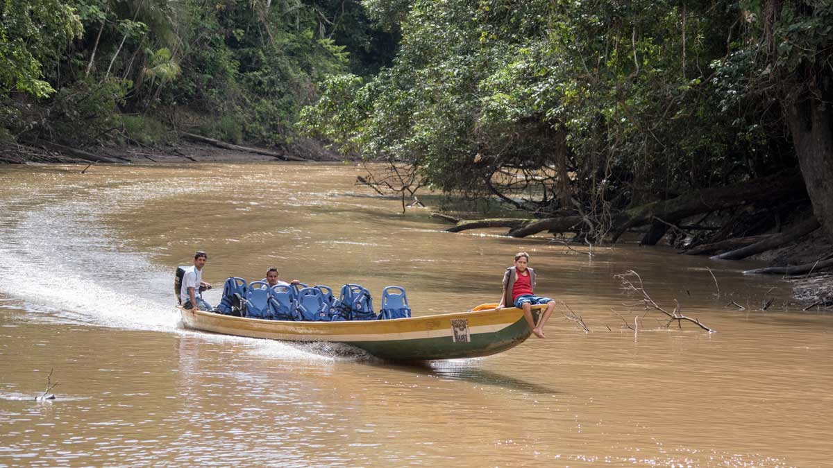 Canoe arriving from the nearby Siona Community to pick up tourists; Dracaena Lodge, Cuyabeno, Ecuador | ©Angela Drake Canoe arriving from the nearby Siona Community to pick up tourists; Dracaena Lodge, Cuyabeno, Ecuador | ©Angela Drake